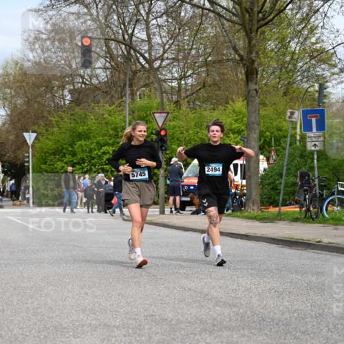 12.04.2026 - 45. Internationalen Wilhelmsburger Insellauf J. Mangold http://msf.ph/oto/9519611 12.04.2026 13:30:53 Ziel 4456, 4463, 5815, 5546, 5745, 2494 meine-sportfotos.de