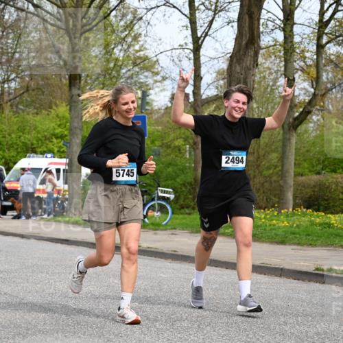 12.04.2026 - 45. Internationalen Wilhelmsburger Insellauf J. Mangold http://msf.ph/oto/9519633 12.04.2026 13:30:55 Ziel 4456, 4463, 5815, 5546, 5745, 2494 meine-sportfotos.de