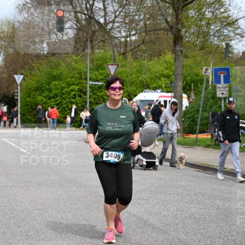 12.04.2026 - 45. Internationalen Wilhelmsburger Insellauf J. Mangold http://msf.ph/oto/9519891 12.04.2026 13:33:54 Ziel 2636, 3409, 3075 meine-sportfotos.de