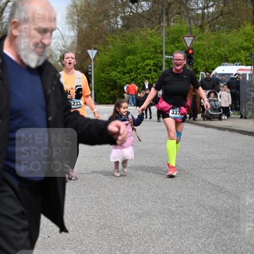 12.04.2026 - 45. Internationalen Wilhelmsburger Insellauf J. Mangold http://msf.ph/oto/9520001 12.04.2026 13:35:38 Ziel 3282, 4113, 5233, 3376 meine-sportfotos.de