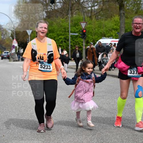 12.04.2026 - 45. Internationalen Wilhelmsburger Insellauf J. Mangold http://msf.ph/oto/9520006 12.04.2026 13:35:40 Ziel 3282, 4113, 5233, 3376 meine-sportfotos.de
