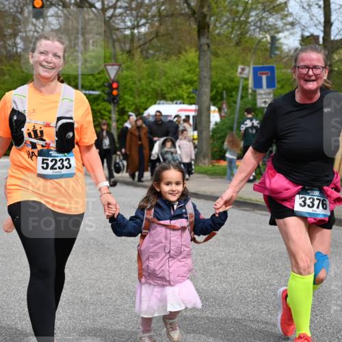 12.04.2026 - 45. Internationalen Wilhelmsburger Insellauf J. Mangold http://msf.ph/oto/9520012 12.04.2026 13:35:40 Ziel 3282, 4113, 5233, 3376 meine-sportfotos.de