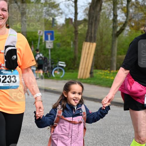 12.04.2026 - 45. Internationalen Wilhelmsburger Insellauf J. Mangold http://msf.ph/oto/9520022 12.04.2026 13:35:41 Ziel 3282, 4113, 5233, 3376 meine-sportfotos.de