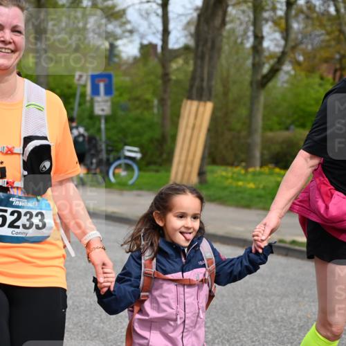 12.04.2026 - 45. Internationalen Wilhelmsburger Insellauf J. Mangold http://msf.ph/oto/9520023 12.04.2026 13:35:41 Ziel 3282, 4113, 5233, 3376 meine-sportfotos.de