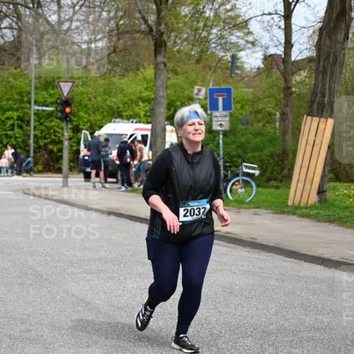 12.04.2026 - 45. Internationalen Wilhelmsburger Insellauf J. Mangold http://msf.ph/oto/9520101 12.04.2026 13:37:22 Ziel 3475, 5672, 2037 meine-sportfotos.de