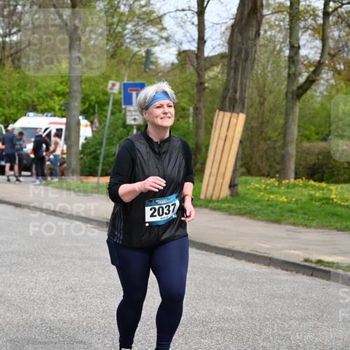 12.04.2026 - 45. Internationalen Wilhelmsburger Insellauf J. Mangold http://msf.ph/oto/9520107 12.04.2026 13:37:23 Ziel 3475, 5672, 5672, 2037 meine-sportfotos.de