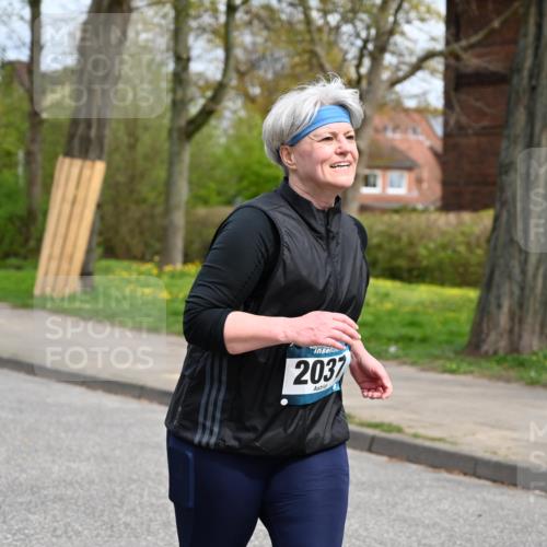 12.04.2026 - 45. Internationalen Wilhelmsburger Insellauf J. Mangold http://msf.ph/oto/9520118 12.04.2026 13:37:24 Ziel 3475, 5672, 2037 meine-sportfotos.de