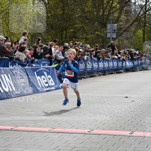 12.04.2026 - 45. Internationalen Wilhelmsburger Insellauf J. Mangold http://msf.ph/oto/9520204 12.04.2026 14:08:08 Ziel 15, 1508 meine-sportfotos.de