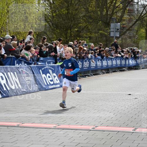 12.04.2026 - 45. Internationalen Wilhelmsburger Insellauf J. Mangold http://msf.ph/oto/9520205 12.04.2026 14:08:08 Ziel 15, 1508 meine-sportfotos.de