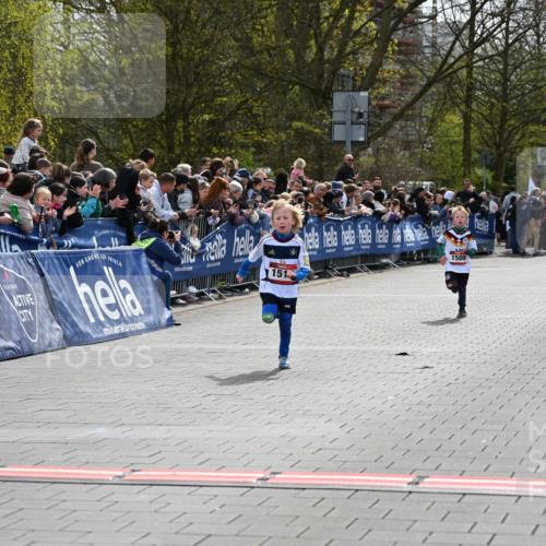 12.04.2026 - 45. Internationalen Wilhelmsburger Insellauf J. Mangold http://msf.ph/oto/9520246 12.04.2026 14:08:21 Ziel 788, 1510, 1509 meine-sportfotos.de