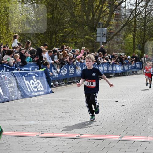 12.04.2026 - 45. Internationalen Wilhelmsburger Insellauf J. Mangold http://msf.ph/oto/9520304 12.04.2026 14:08:31 Ziel 58, 26, 716, 1505 meine-sportfotos.de
