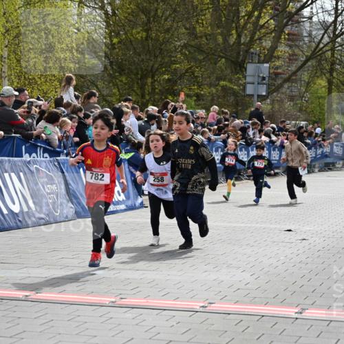 12.04.2026 - 45. Internationalen Wilhelmsburger Insellauf J. Mangold http://msf.ph/oto/9520327 12.04.2026 14:08:35 Ziel 716, 1505, 782, 258, 175, 174 meine-sportfotos.de