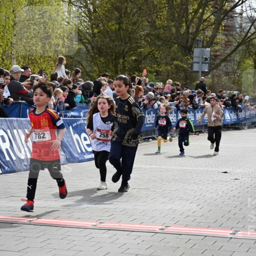 12.04.2026 - 45. Internationalen Wilhelmsburger Insellauf J. Mangold http://msf.ph/oto/9520331 12.04.2026 14:08:36 Ziel 1505, 782, 258, 175, 174, 653, 143 meine-sportfotos.de
