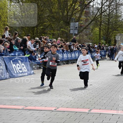 12.04.2026 - 45. Internationalen Wilhelmsburger Insellauf J. Mangold http://msf.ph/oto/9520387 12.04.2026 14:08:44 Ziel 653, 143, 1057, 232, 749, 967, 774 meine-sportfotos.de