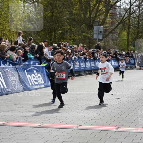 12.04.2026 - 45. Internationalen Wilhelmsburger Insellauf J. Mangold http://msf.ph/oto/9520390 12.04.2026 14:08:44 Ziel 653, 143, 1057, 232, 749, 967, 774 meine-sportfotos.de
