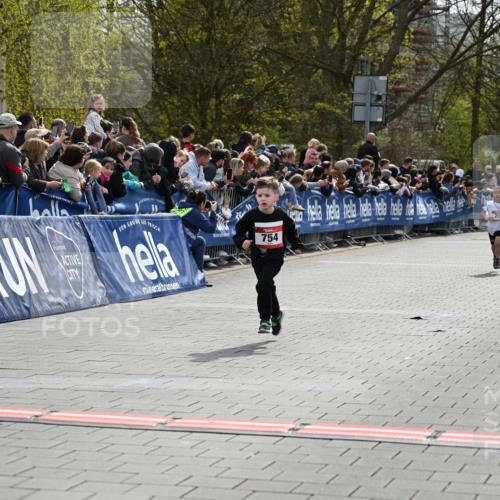 12.04.2026 - 45. Internationalen Wilhelmsburger Insellauf J. Mangold http://msf.ph/oto/9520430 12.04.2026 14:08:51 Ziel 774, 919, 754 meine-sportfotos.de