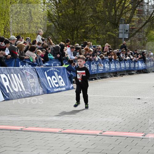 12.04.2026 - 45. Internationalen Wilhelmsburger Insellauf J. Mangold http://msf.ph/oto/9520433 12.04.2026 14:08:51 Ziel 774, 919, 754 meine-sportfotos.de
