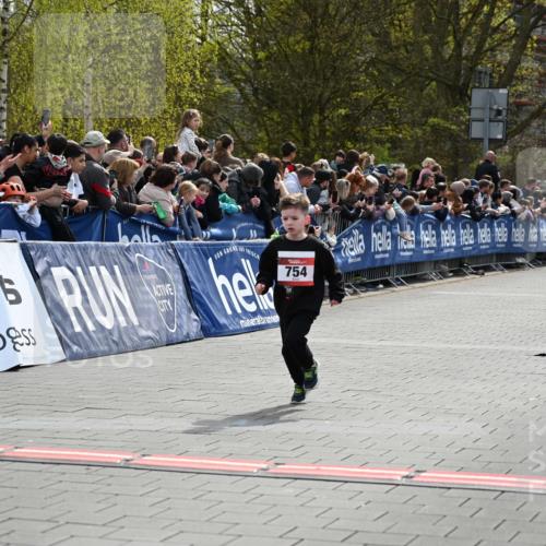 12.04.2026 - 45. Internationalen Wilhelmsburger Insellauf J. Mangold http://msf.ph/oto/9520436 12.04.2026 14:08:52 Ziel 774, 919, 754, 211, 711, 530 meine-sportfotos.de