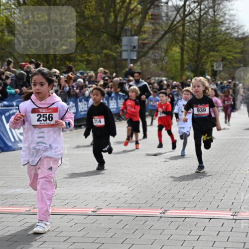 12.04.2026 - 45. Internationalen Wilhelmsburger Insellauf J. Mangold http://msf.ph/oto/9520520 12.04.2026 14:09:10 Ziel 614, 235, 50, 256, 214, 939, 274, 191, 1075, 52, 247, 453, 273 meine-sportfotos.de
