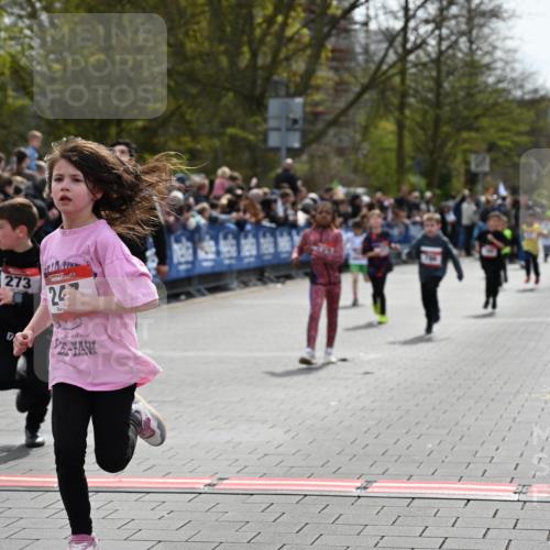 12.04.2026 - 45. Internationalen Wilhelmsburger Insellauf J. Mangold http://msf.ph/oto/9520545 12.04.2026 14:09:14 Ziel 214, 939, 274, 191, 1075, 52, 247, 453, 273, 955, 786, 947, 180 meine-sportfotos.de