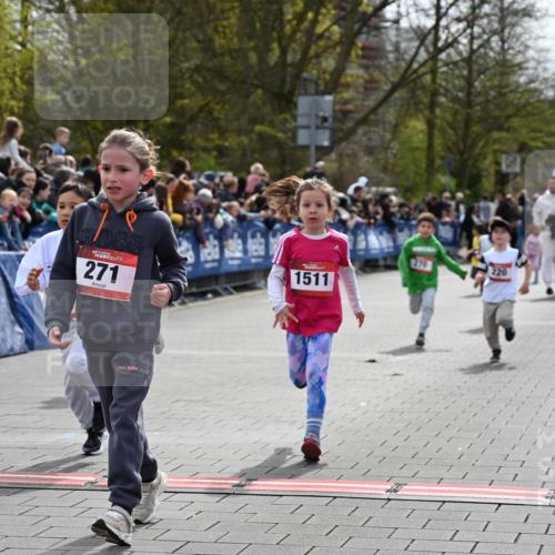 12.04.2026 - 45. Internationalen Wilhelmsburger Insellauf J. Mangold http://msf.ph/oto/9520624 12.04.2026 14:09:25 Ziel 927, 215, 577, 223, 271, 691, 1511, 252, 270, 220, 219 meine-sportfotos.de