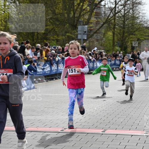 12.04.2026 - 45. Internationalen Wilhelmsburger Insellauf J. Mangold http://msf.ph/oto/9520628 12.04.2026 14:09:26 Ziel 577, 223, 271, 691, 1511, 252, 270, 220, 219 meine-sportfotos.de