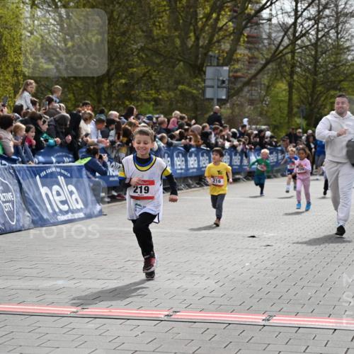 12.04.2026 - 45. Internationalen Wilhelmsburger Insellauf J. Mangold http://msf.ph/oto/9520653 12.04.2026 14:09:29 Ziel 691, 1511, 252, 270, 220, 219, 216 meine-sportfotos.de