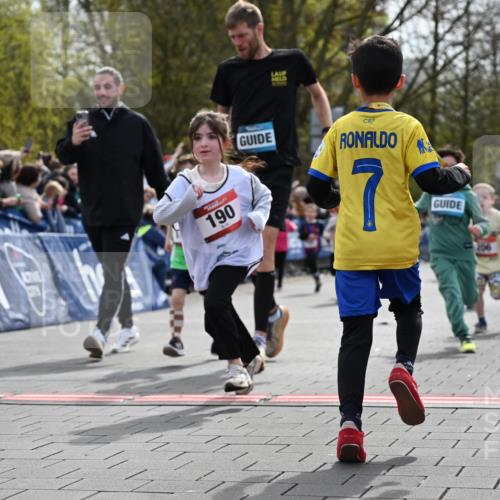 12.04.2026 - 45. Internationalen Wilhelmsburger Insellauf J. Mangold http://msf.ph/oto/9520749 12.04.2026 14:09:46 Ziel 921, 251, 945, 934, 212, 735, 190, 240, 1520, 206, 908, 776, 172, 183, 196, 449, 772 meine-sportfotos.de