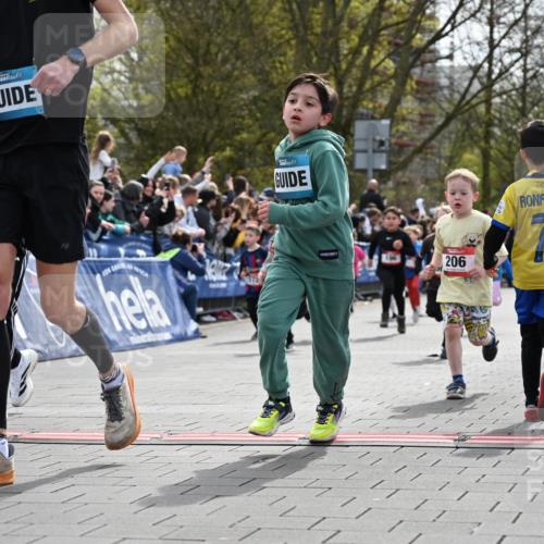 12.04.2026 - 45. Internationalen Wilhelmsburger Insellauf J. Mangold http://msf.ph/oto/9520752 12.04.2026 14:09:47 Ziel 934, 212, 735, 190, 240, 1520, 206, 908, 776, 172, 183, 196, 449, 772, 7, 917 meine-sportfotos.de