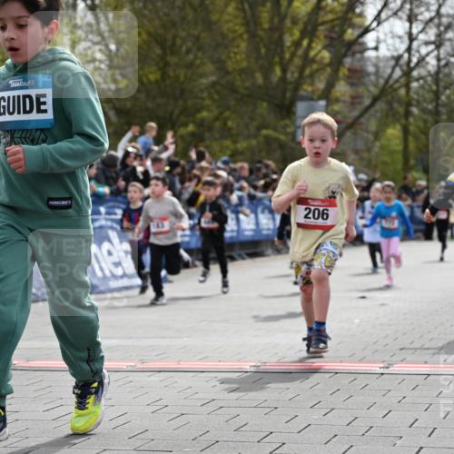 12.04.2026 - 45. Internationalen Wilhelmsburger Insellauf J. Mangold http://msf.ph/oto/9520760 12.04.2026 14:09:48 Ziel 212, 735, 190, 240, 1520, 206, 908, 776, 172, 183, 196, 449, 772, 7, 917, 284, 44 meine-sportfotos.de