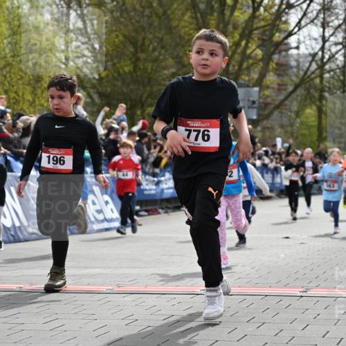 12.04.2026 - 45. Internationalen Wilhelmsburger Insellauf J. Mangold http://msf.ph/oto/9520774 12.04.2026 14:09:50 Ziel 240, 1520, 206, 908, 776, 172, 183, 196, 449, 772, 7, 917, 284, 44, 200, 563, 53, 712, 1512, 1525, 551, 764, 567 meine-sportfotos.de