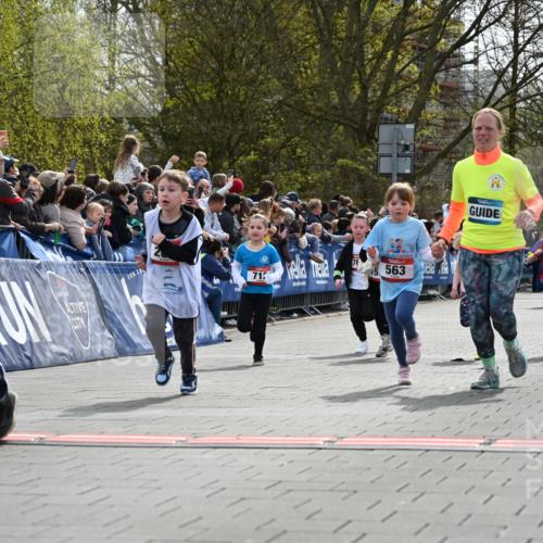 12.04.2026 - 45. Internationalen Wilhelmsburger Insellauf J. Mangold http://msf.ph/oto/9520789 12.04.2026 14:09:52 Ziel 206, 908, 776, 172, 183, 196, 449, 772, 7, 917, 284, 44, 200, 563, 53, 712, 1512, 1525, 551, 764, 567 meine-sportfotos.de