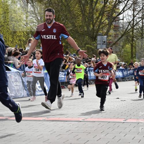 12.04.2026 - 45. Internationalen Wilhelmsburger Insellauf J. Mangold http://msf.ph/oto/9520844 12.04.2026 14:09:58 Ziel 53, 712, 1512, 1525, 551, 764, 567, 720, 719, 907, 158, 268, 543, 721, 1503, 736, 715, 6, 1504, 412, 681 meine-sportfotos.de
