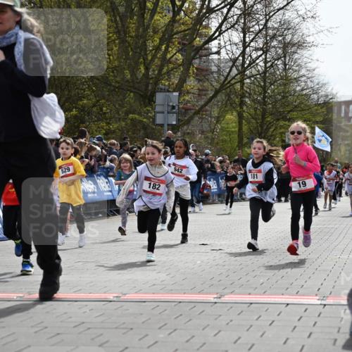 12.04.2026 - 45. Internationalen Wilhelmsburger Insellauf J. Mangold http://msf.ph/oto/9520906 12.04.2026 14:10:08 Ziel 640, 248, 441, 723, 119, 186, 224, 745, 207, 920, 770, 182, 19, 913, 181, 529, 942, 157, 1518, 192 meine-sportfotos.de