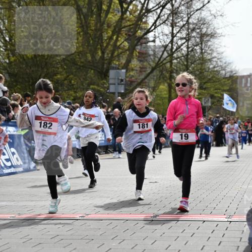 12.04.2026 - 45. Internationalen Wilhelmsburger Insellauf J. Mangold http://msf.ph/oto/9520918 12.04.2026 14:10:09 Ziel 723, 119, 186, 224, 745, 207, 920, 770, 182, 19, 913, 181, 529, 942, 157, 1518, 192 meine-sportfotos.de