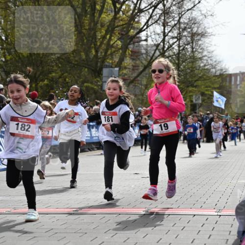 12.04.2026 - 45. Internationalen Wilhelmsburger Insellauf J. Mangold http://msf.ph/oto/9520921 12.04.2026 14:10:09 Ziel 723, 119, 186, 224, 745, 207, 920, 770, 182, 19, 913, 181, 529, 942, 157, 1518, 192 meine-sportfotos.de
