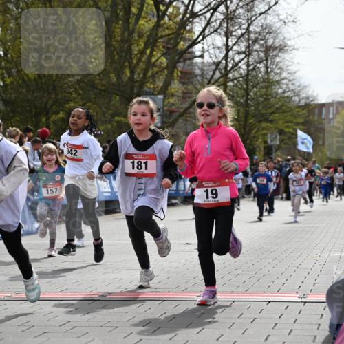 12.04.2026 - 45. Internationalen Wilhelmsburger Insellauf J. Mangold http://msf.ph/oto/9520923 12.04.2026 14:10:09 Ziel 723, 119, 186, 224, 745, 207, 920, 770, 182, 19, 913, 181, 529, 942, 157, 1518, 192 meine-sportfotos.de