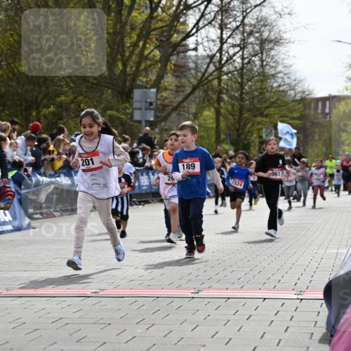 12.04.2026 - 45. Internationalen Wilhelmsburger Insellauf J. Mangold http://msf.ph/oto/9520934 12.04.2026 14:10:14 Ziel 157, 1518, 192, 946, 738, 201, 189, 269, 1524, 961, 938, 198, 932, 639 meine-sportfotos.de