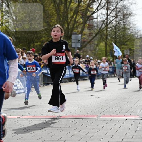 12.04.2026 - 45. Internationalen Wilhelmsburger Insellauf J. Mangold http://msf.ph/oto/9520954 12.04.2026 14:10:16 Ziel 946, 738, 201, 189, 269, 1524, 961, 938, 198, 932, 639, 205, 153, 48, 86, 132, 417 meine-sportfotos.de