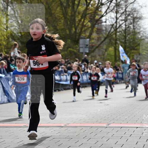 12.04.2026 - 45. Internationalen Wilhelmsburger Insellauf J. Mangold http://msf.ph/oto/9520959 12.04.2026 14:10:17 Ziel 946, 738, 201, 189, 269, 1524, 961, 938, 198, 932, 639, 205, 153, 48, 86, 132, 417 meine-sportfotos.de