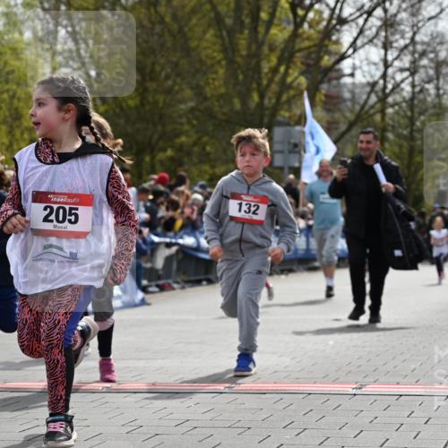 12.04.2026 - 45. Internationalen Wilhelmsburger Insellauf J. Mangold http://msf.ph/oto/9520981 12.04.2026 14:10:20 Ziel 1524, 961, 938, 198, 932, 639, 205, 153, 48, 86, 132, 417, 60, 746, 664 meine-sportfotos.de