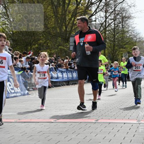 12.04.2026 - 45. Internationalen Wilhelmsburger Insellauf J. Mangold http://msf.ph/oto/9520996 12.04.2026 14:10:25 Ziel 60, 746, 664, 218, 203, 633, 963 meine-sportfotos.de