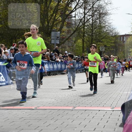 12.04.2026 - 45. Internationalen Wilhelmsburger Insellauf J. Mangold http://msf.ph/oto/9521003 12.04.2026 14:10:30 Ziel 633, 963, 1513, 909, 708, 615, 184, 187, 42, 706, 246 meine-sportfotos.de