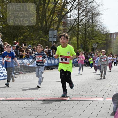 12.04.2026 - 45. Internationalen Wilhelmsburger Insellauf J. Mangold http://msf.ph/oto/9521020 12.04.2026 14:10:31 Ziel 963, 1513, 909, 708, 615, 184, 187, 42, 706, 246, 243 meine-sportfotos.de