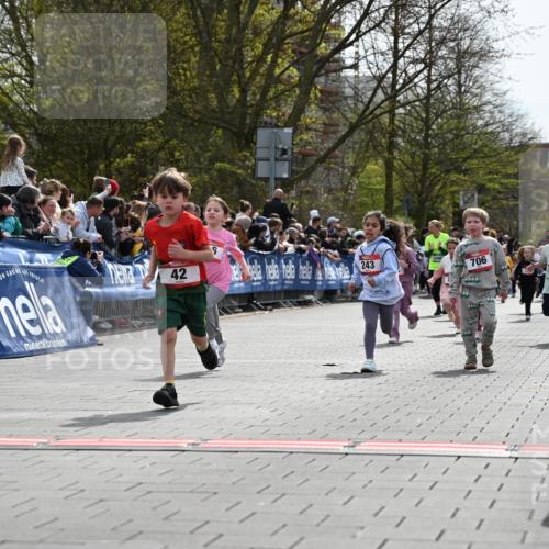 12.04.2026 - 45. Internationalen Wilhelmsburger Insellauf J. Mangold http://msf.ph/oto/9521032 12.04.2026 14:10:33 Ziel 1513, 909, 708, 615, 184, 187, 42, 706, 246, 243, 717, 724, 929 meine-sportfotos.de