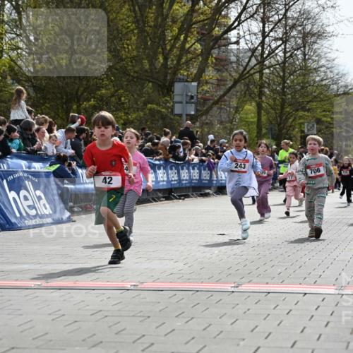 12.04.2026 - 45. Internationalen Wilhelmsburger Insellauf J. Mangold http://msf.ph/oto/9521034 12.04.2026 14:10:33 Ziel 1513, 909, 708, 615, 184, 187, 42, 706, 246, 243, 717, 724, 929 meine-sportfotos.de