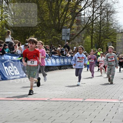 12.04.2026 - 45. Internationalen Wilhelmsburger Insellauf J. Mangold http://msf.ph/oto/9521036 12.04.2026 14:10:33 Ziel 1513, 909, 708, 615, 184, 187, 42, 706, 246, 243, 717, 724, 929 meine-sportfotos.de