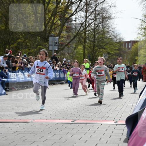 12.04.2026 - 45. Internationalen Wilhelmsburger Insellauf J. Mangold http://msf.ph/oto/9521039 12.04.2026 14:10:34 Ziel 1513, 909, 708, 615, 184, 187, 42, 706, 246, 243, 717, 724, 929, 722, 239, 704 meine-sportfotos.de