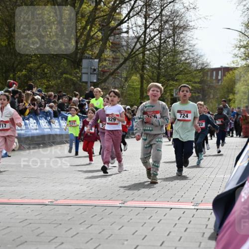 12.04.2026 - 45. Internationalen Wilhelmsburger Insellauf J. Mangold http://msf.ph/oto/9521058 12.04.2026 14:10:36 Ziel 184, 187, 42, 706, 246, 243, 717, 724, 929, 722, 239, 704, 725, 1521, 714, 726 meine-sportfotos.de