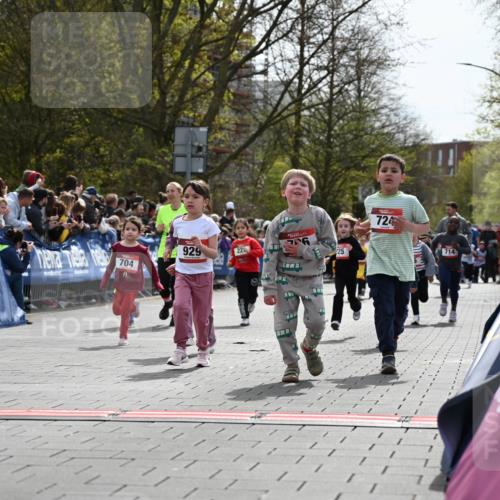 12.04.2026 - 45. Internationalen Wilhelmsburger Insellauf J. Mangold http://msf.ph/oto/9521064 12.04.2026 14:10:36 Ziel 184, 187, 42, 706, 246, 243, 717, 724, 929, 722, 239, 704, 725, 1521, 714, 726 meine-sportfotos.de